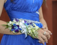 bracelet poignet roses bleues, orchidees,wedding,florist,montreal,laval Cupidon Florist